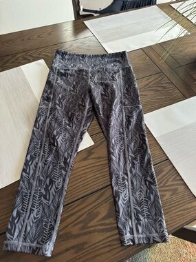 Gray Leaf-Print Zyia Capris